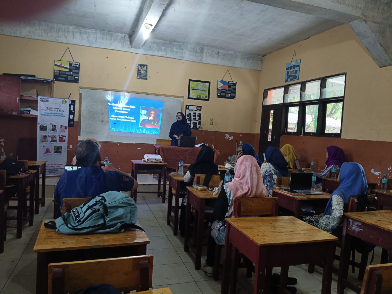 MENINGKATKAN KOMUNIKASI GURU DENGAN TEKNOLOGI: KEGIATAN PENGABDIAN DOSEN UNIVERSITAS MUSLIM NUSANTARA AL-WASLIYAH MEDAN DI SMP PLUS KASIH IBU PATUMBAK