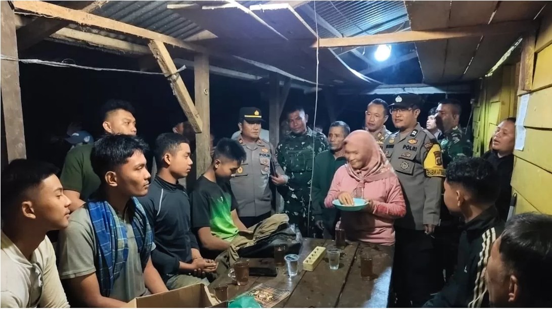 LIMA PELAJAR TERSESAT DI GUNUNG SIMBOLONBERHASIL DIEVAKUASI TIM GABUNGAN, SELAMAT TANPACIDERA