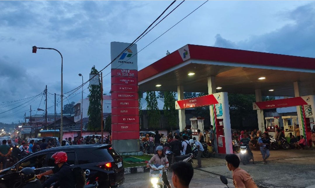 ANTREAN BBM MENGULAR DI SPBU MEDAN: STOK PERTALITE DAN SOLAR LANGKA AKIBAT CUACA BURUK