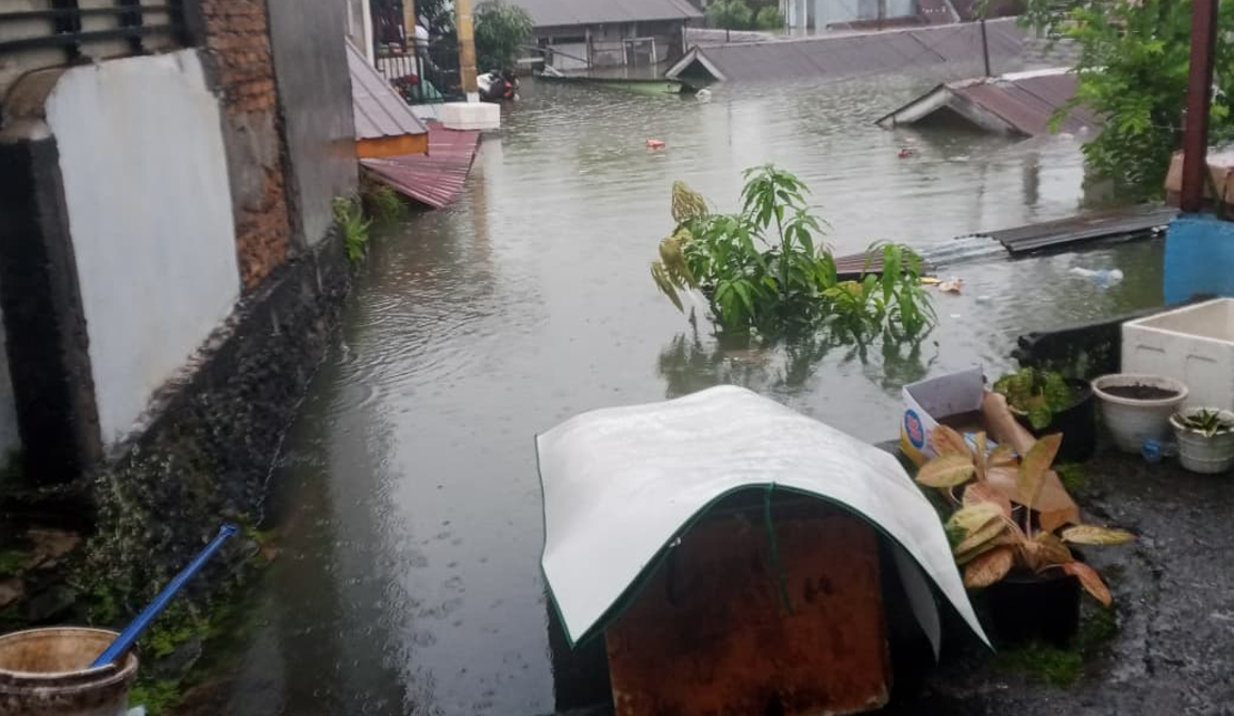 KEBANJIRAN DI JALAN SELAMAT UJUNG, DI AKIBATKAN SUNGAI AMPLAS YANG MELUAP TINGGI