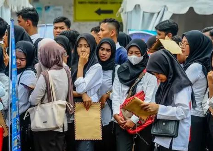 INDONESIA PERINGKAT PERTAMA TINGKAT PENGANGGURAN TERBUKA TERTINGGI DI ASEAN