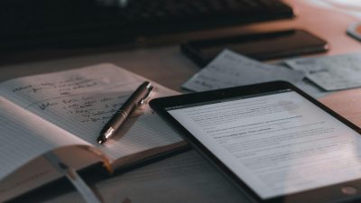 Antara Gadget dan Buku: Menelusuri Penyebab Rendahnya Minat Baca yang Menghambat Kemampuan Berbahasa Anak