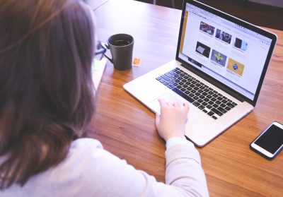 Literasi Digital sebagai Fondasi Keterampilan Berbahasa Siswa Modern